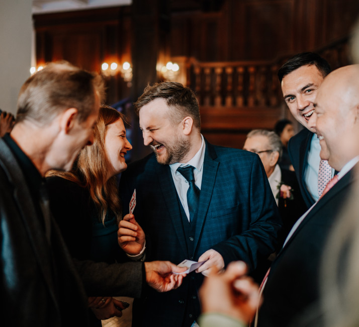 edding magician Brett Sirrell performing interactive evening magic at Bourton Hall for new party guests.